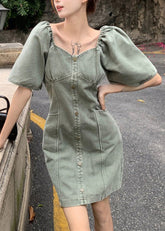 Vestido vaquero ajustado de corte medio con botones y parches en gris y verde